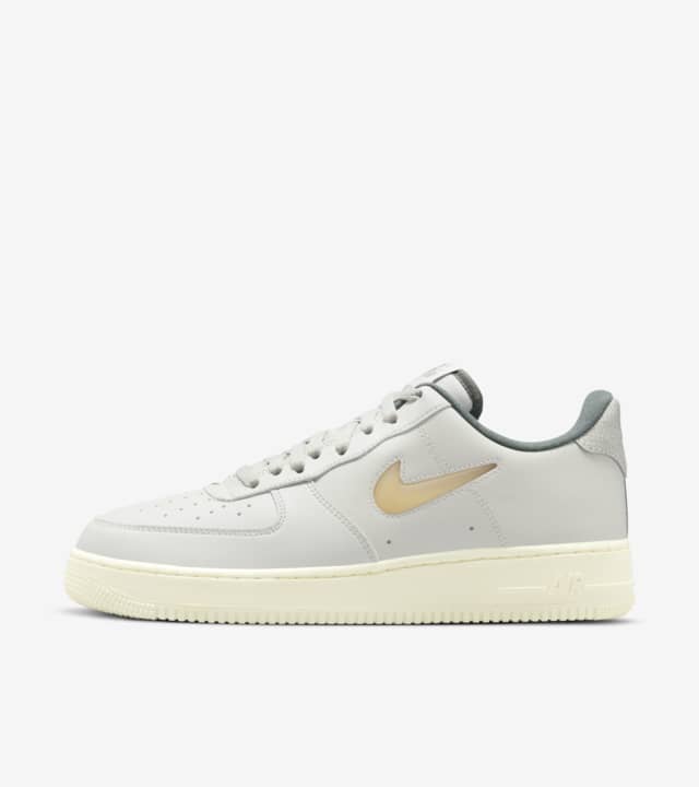 Air Force 1 'Light Bone and Coconut Milk' (DC8894-001) åå¸æ¥æ. Nike SNKRS CN